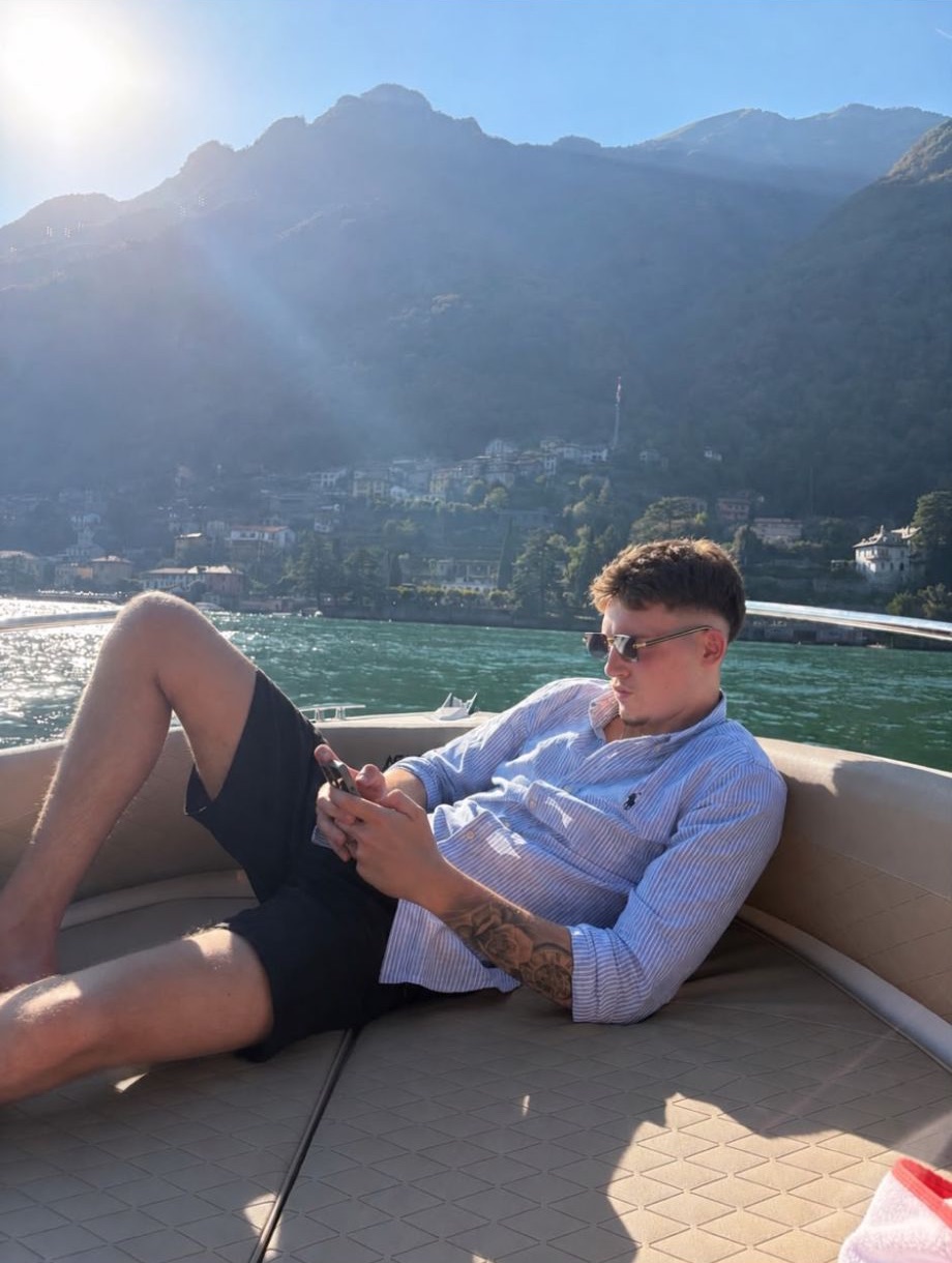 Ben Berscheid auf einem Boot vor einer Bergkulisse