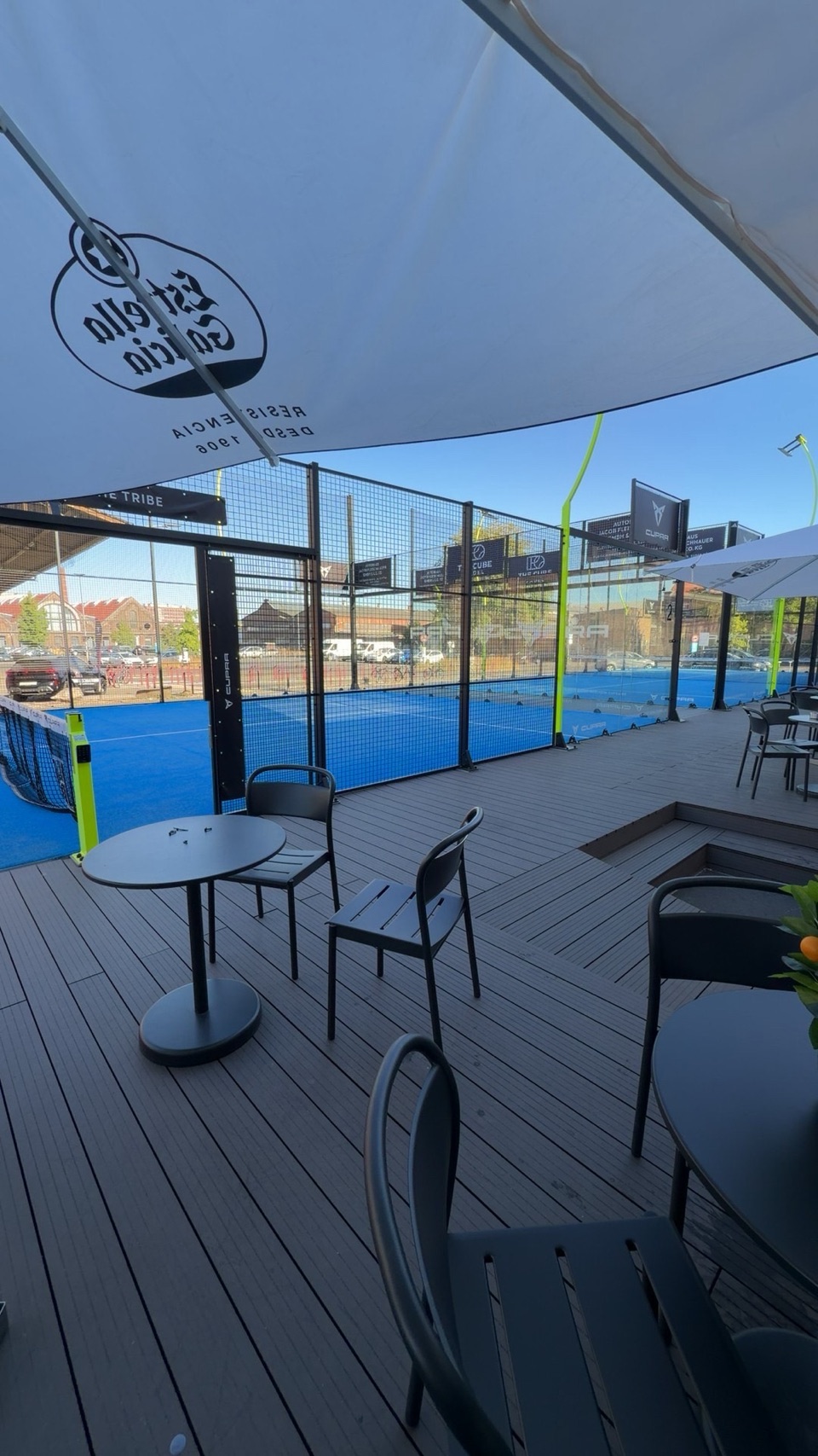 Padelplätze mit Terrasse an einem sonnigen Tag